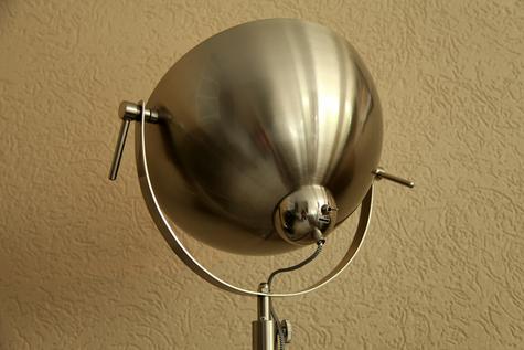 Deze vloerlamp heeft de look van een professionele studiolamp, geeft een sterk karakteristiek accent in de zithoek.