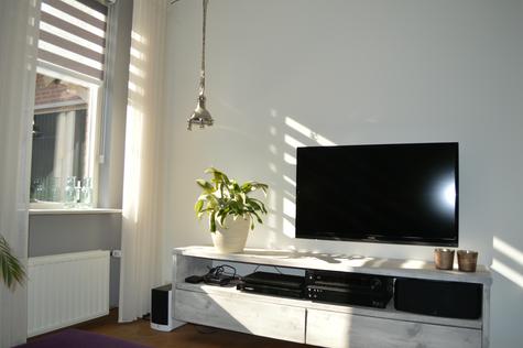 Eigen gemaakt tv meubel van steigerhout white wash afgewerkt.